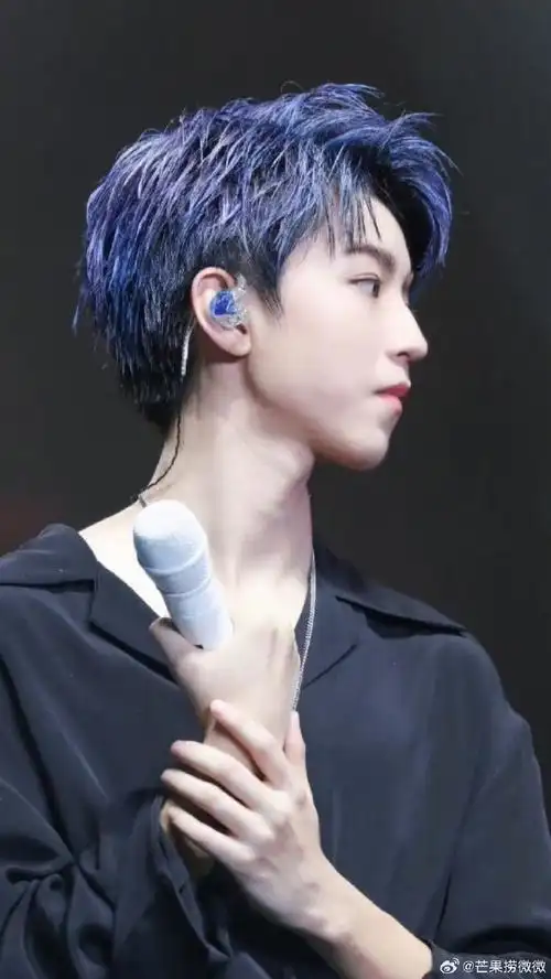 王俊凯今天蓝发