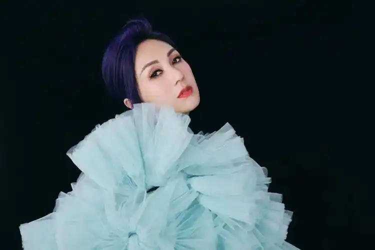 搜狐娱乐讯 近日,杨千嬅穿浅蓝色蛋糕裙美照释出,照片中,杨千嬅明丽