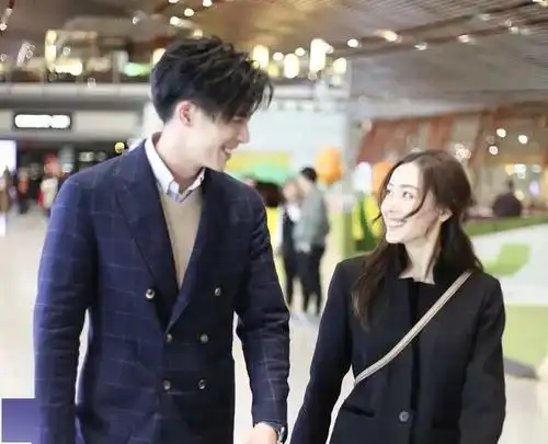 恋情再添实锤徐开骋现身张天爱小区寄快递打扮随意好居家完事后还返回