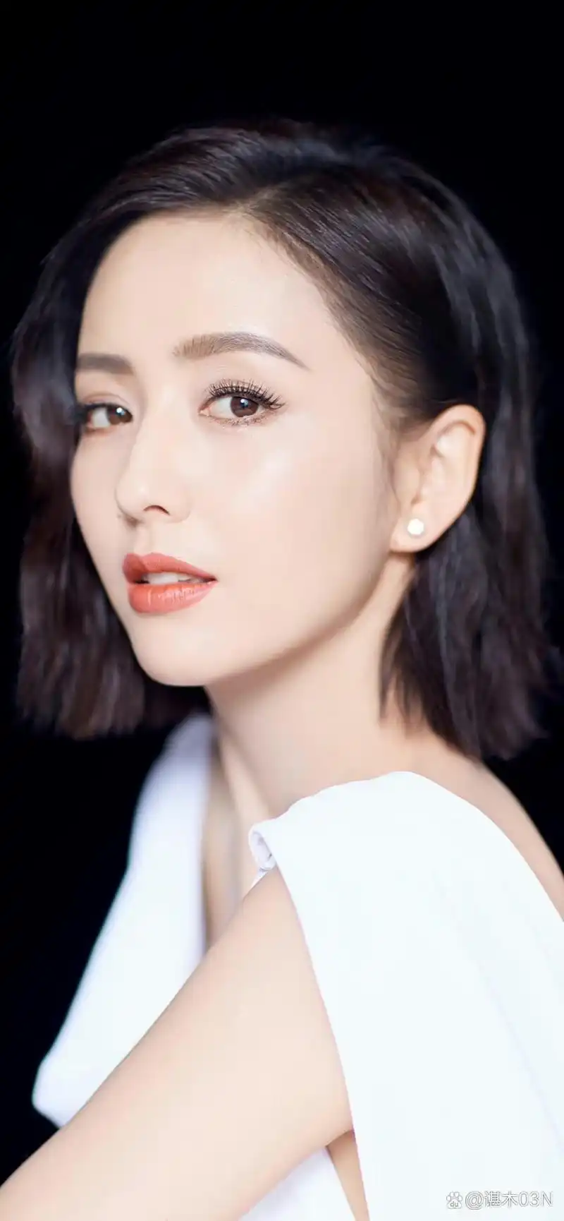 佟丽娅这几张照片,应该有些时日了,这几张照片因佟丽娅容貌美丽,穿着