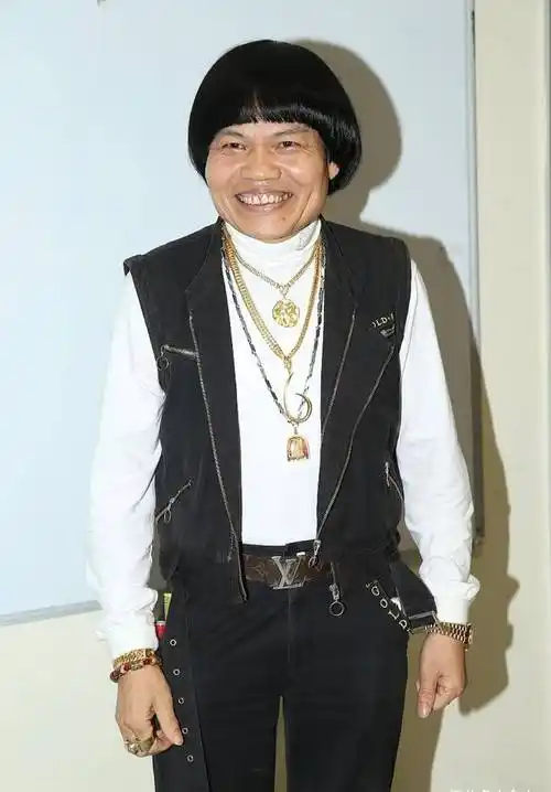 "丑星"八两金曝近况,戴金链金表打扮贵气,儿子皮肤白美颜值高_叶小霆