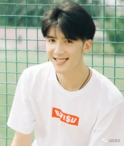 17岁以上的男生发型这样剪太帅了