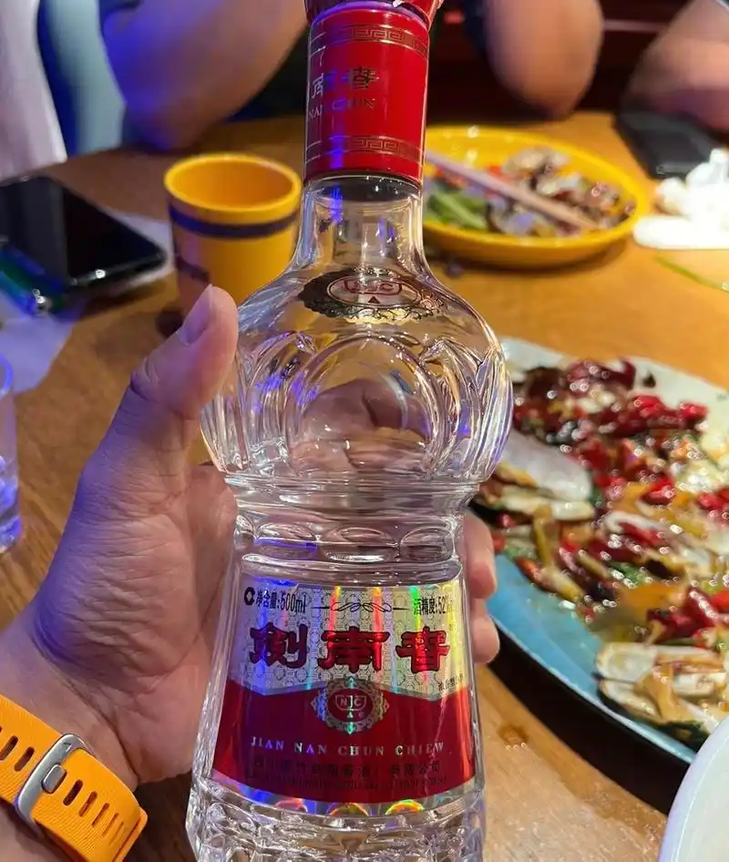除茅台外,饭局上最被认可的4款白酒,好评率超99%  第一款:五粮液普五