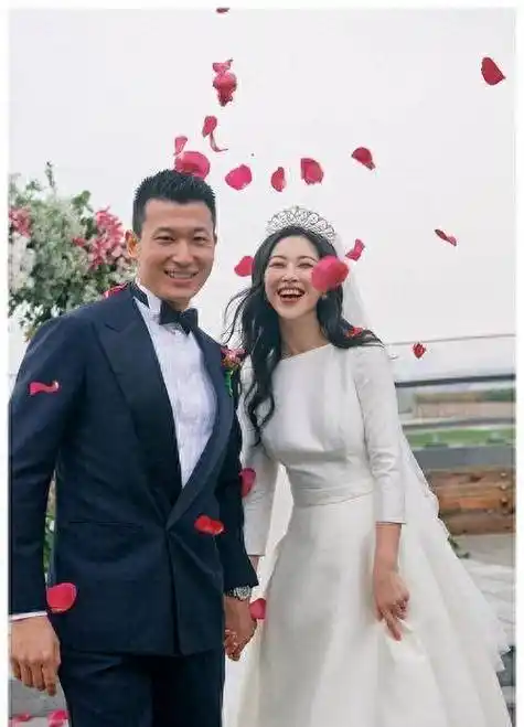 她的第一任绯闻男友是著名的音乐才子李泉,2007年,朱珠被媒体拍到和