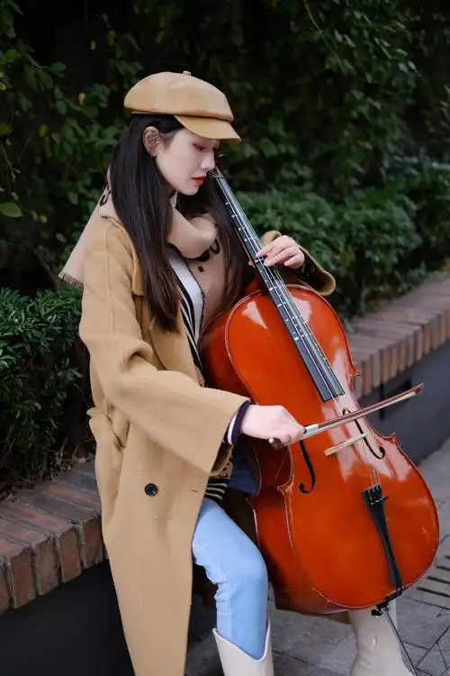 演奏大提琴的文艺少女