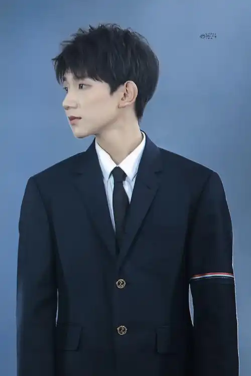 王源超话#王源代言豆本豆#【王源 西装】收集了前几年圆圆穿西装的