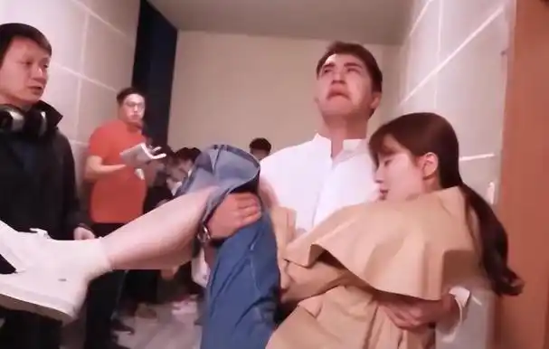 难怪电视里只有上半身镜头下移后是是不能直视的尴尬景象