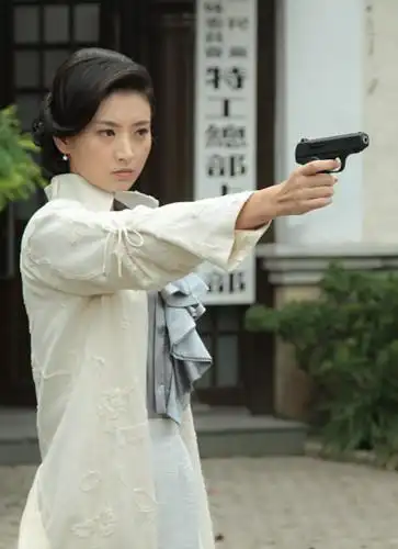 斓曦智勇双全 《九死一生》挑战千面演技