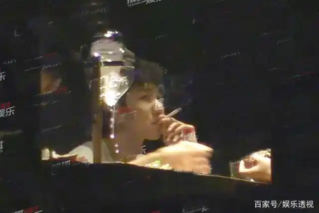 王源抽烟被拍到吞云吐雾姿势娴熟,好形象或崩塌,曾劝阻爸爸戒烟