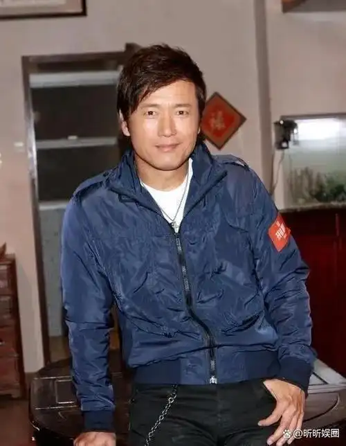 苗侨伟身高:180,妥妥的大长腿欧巴,身材也是保持很好,时尚穿搭也是不