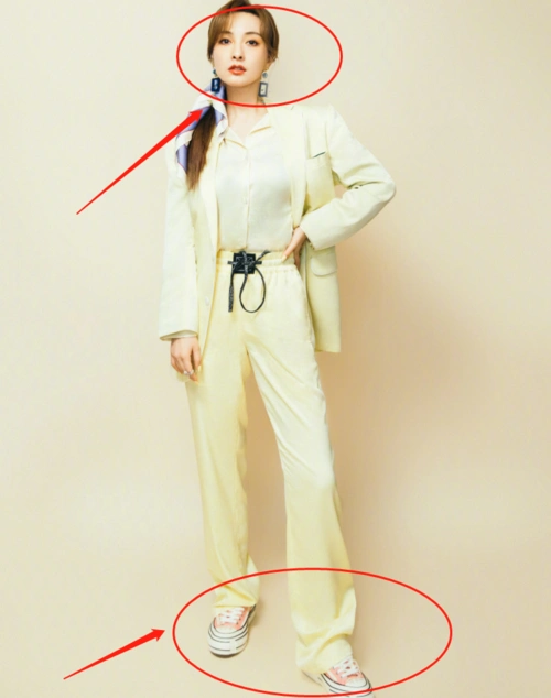 吴昕鹅黄色西装温柔又干练丝巾束发显气质脚上的鞋子却成亮点