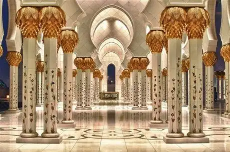 雕梁画栋,到处金箔贴面,象牙为柱,阿拉伯式的豪华宫殿 更多点击图片