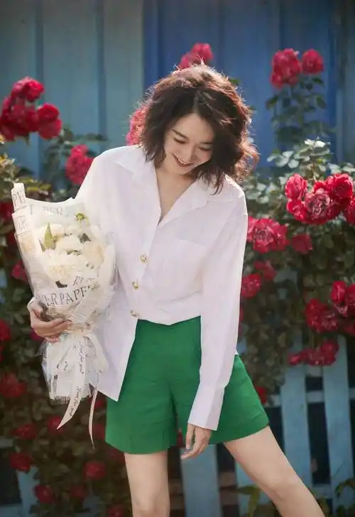 李小冉白色衬衣悠闲生活照