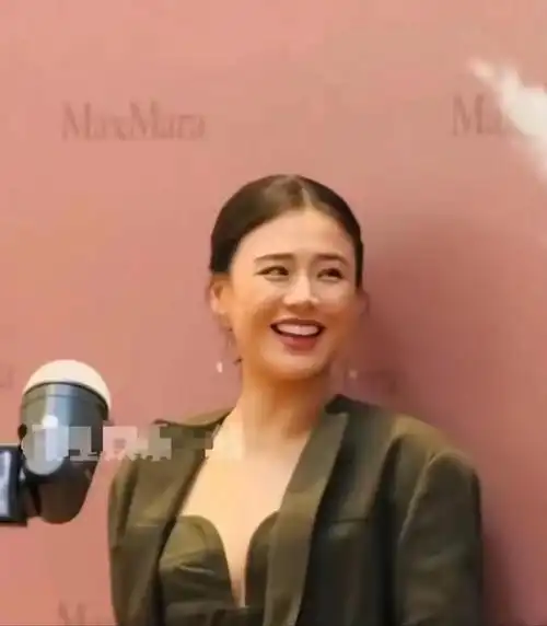 马思纯线下活动曝光,被吐槽身材又胖了,直播回应开心最重要