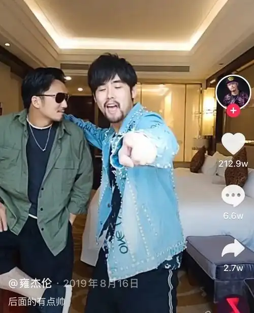 拿最为出名的周杰伦模仿者"雍杰伦"来说,他在抖音