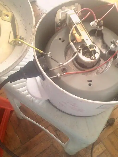 我的半球电饭煲线脱开了,下面是电饭煲图,高手们帮忙指点指点呀,三条