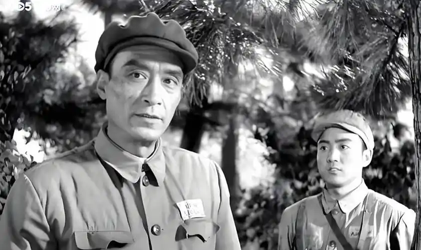 《英雄儿女》警卫员小刘:刘效国以忠诚为本,铸就电影永恒之名