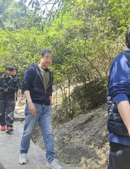 张国立爬山被路人拍下可怕后脑勺头发快掉光露出大块头皮