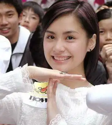 阿娇晒照五官精致 驴蹄鞋却惨遭吐槽:这是个什么鬼