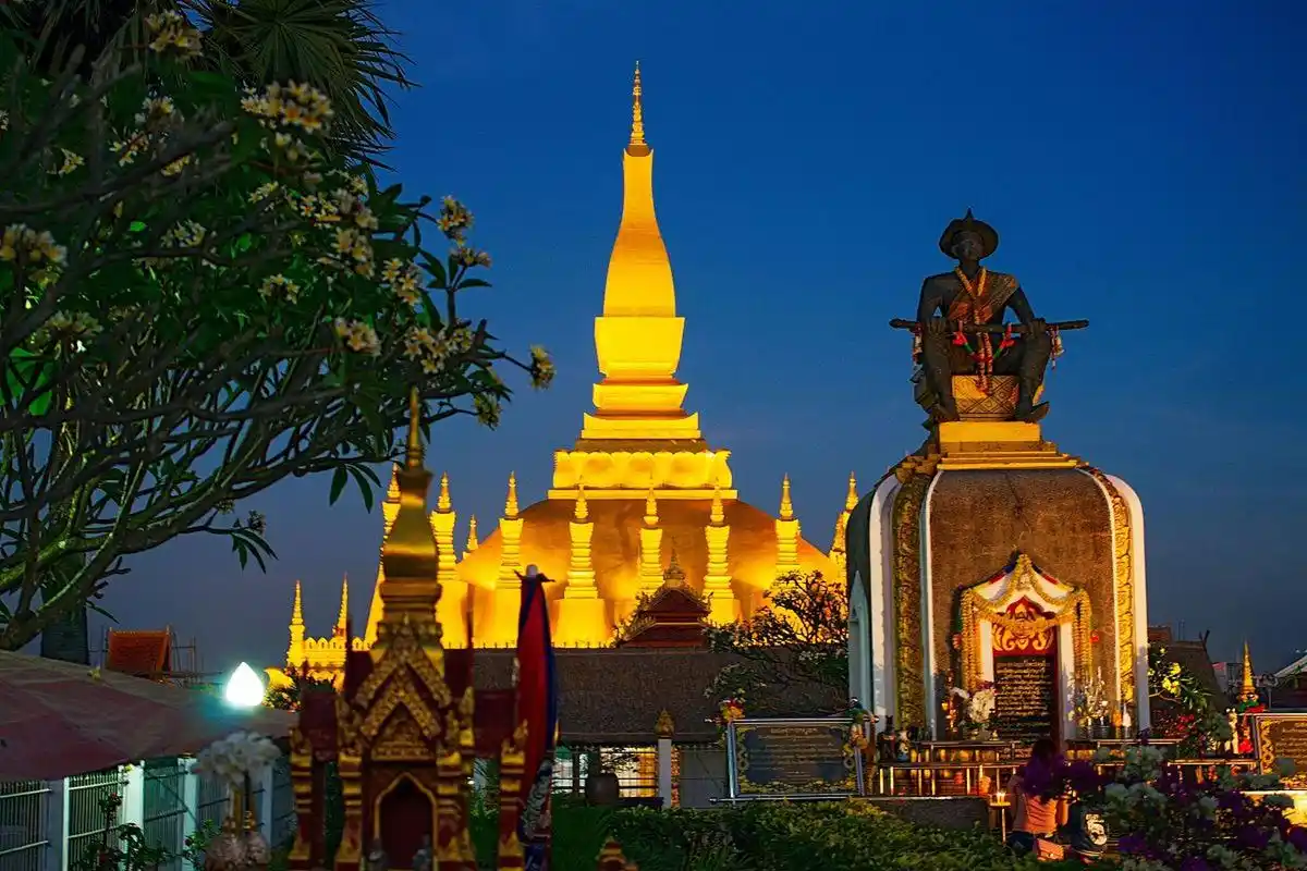 本文提供了老挝的热门景点旅游攻略,包括万象塔,香通寺,南松河畔公园