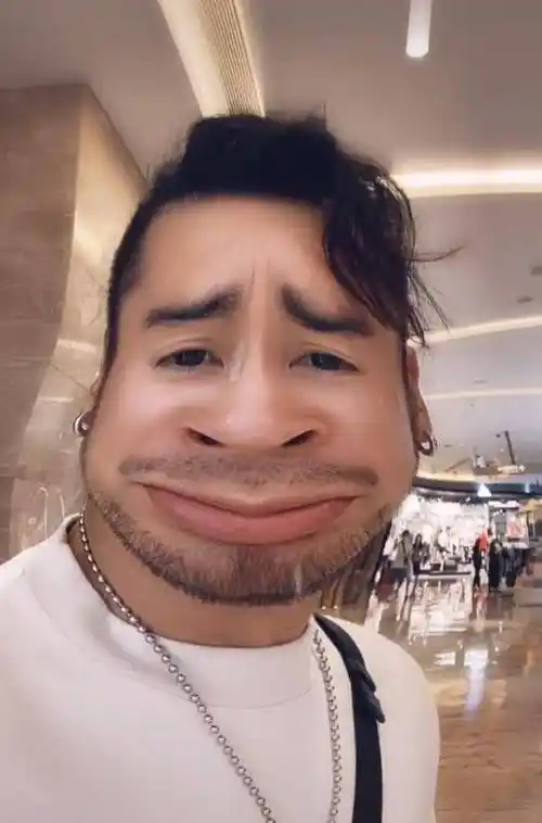 等老婆玩完后,他学着钟丽缇也对着镜头做鬼脸表情,这两人满脸写着"