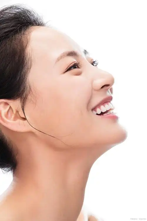 拥有一个完美的侧脸是许多人的追求