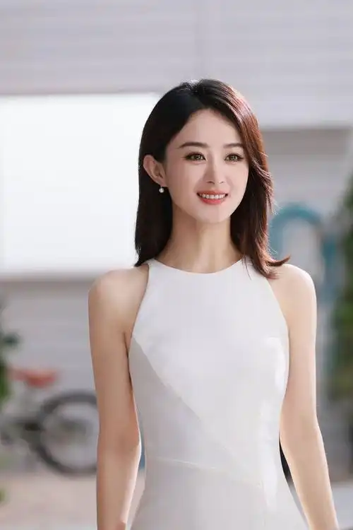 赵丽颖夏日美照,白裙清爽宜人,笑容甜美迷人!