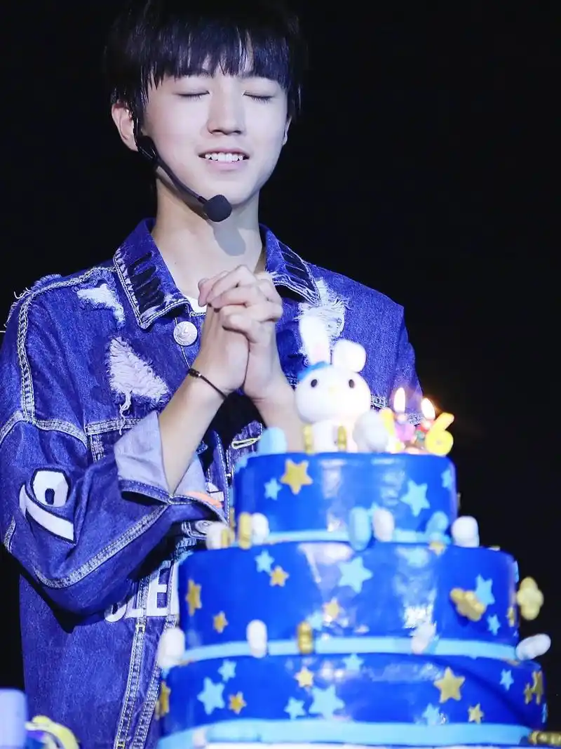 拥抱二十一岁的王俊凯,第二十颗星星粉丝表达爱意,让人感动!