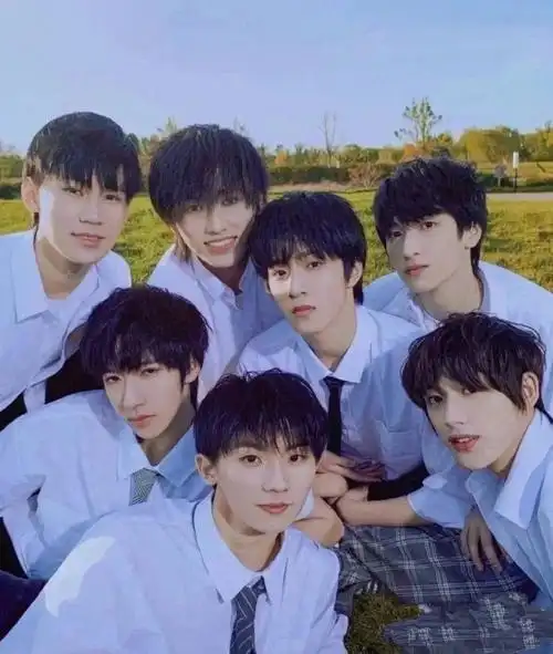 时代少年团用碗接力自拍##时代少年团在玩一种很新的报数