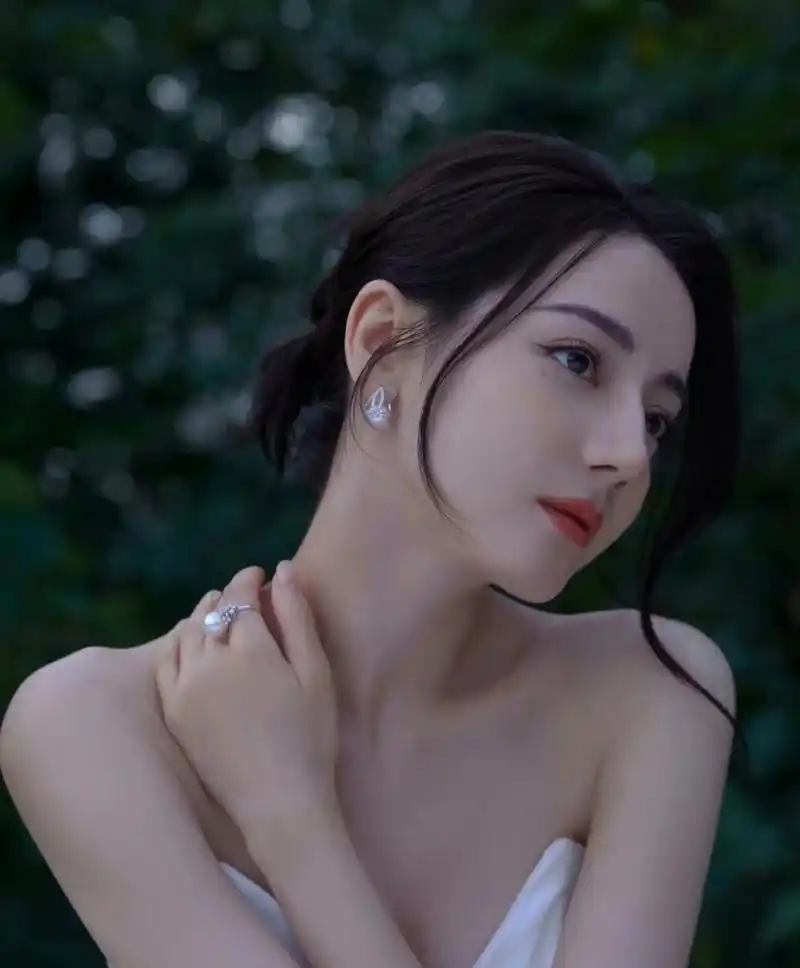 迪丽热巴珍珠白流光抹胸裙婀娜优雅,绝美哦!