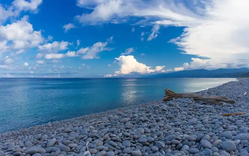 首页 唯美图片 风景图片 蓝天白云下的大海风光自然风景图片
