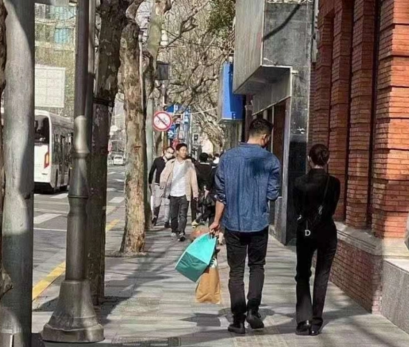 王子文吴永恩牵手逛街,全程十指紧扣,太甜了!
