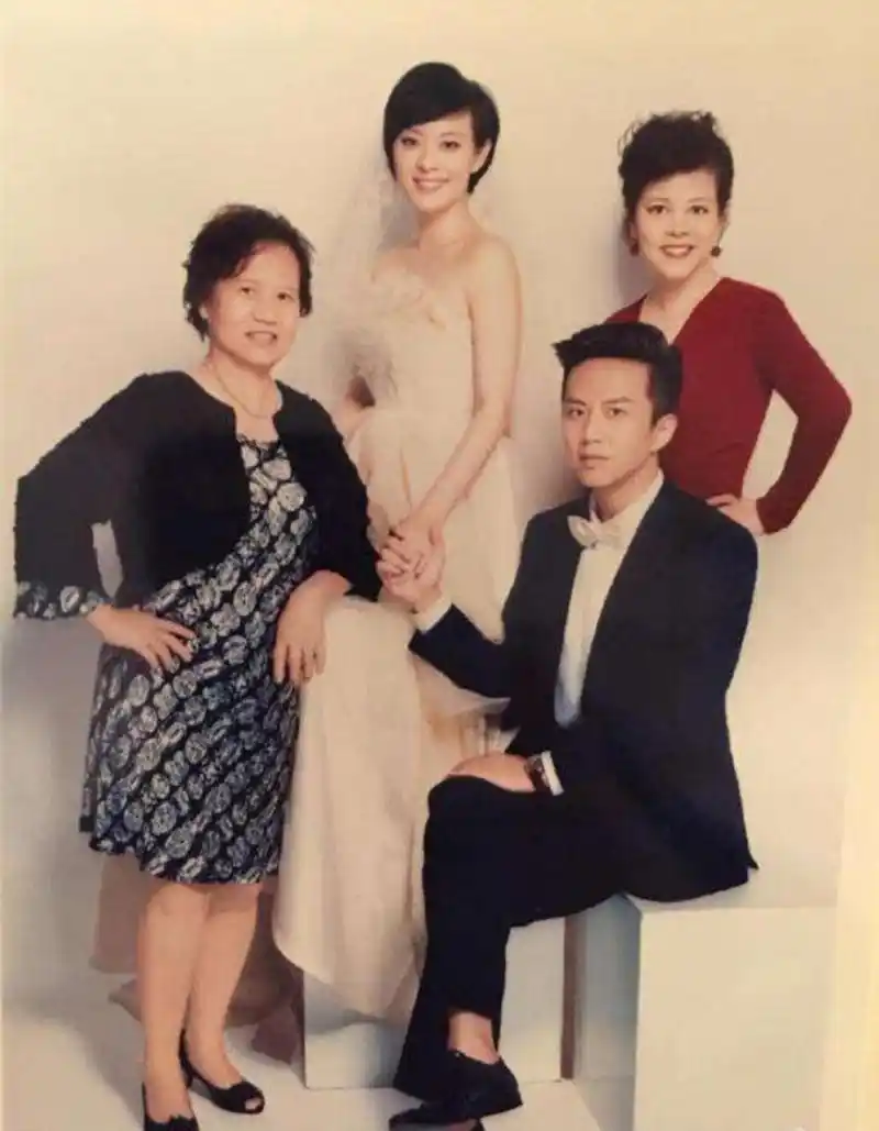 盘点!明星和妈妈合影:李易峰妈妈有气质,刘亦菲妈妈美若天仙