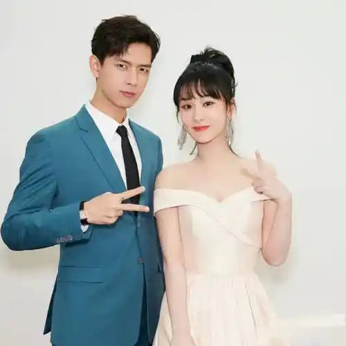 杨紫李现六年后再合作《国色芳华》,跨年夜合照引爆粉丝热情_故事