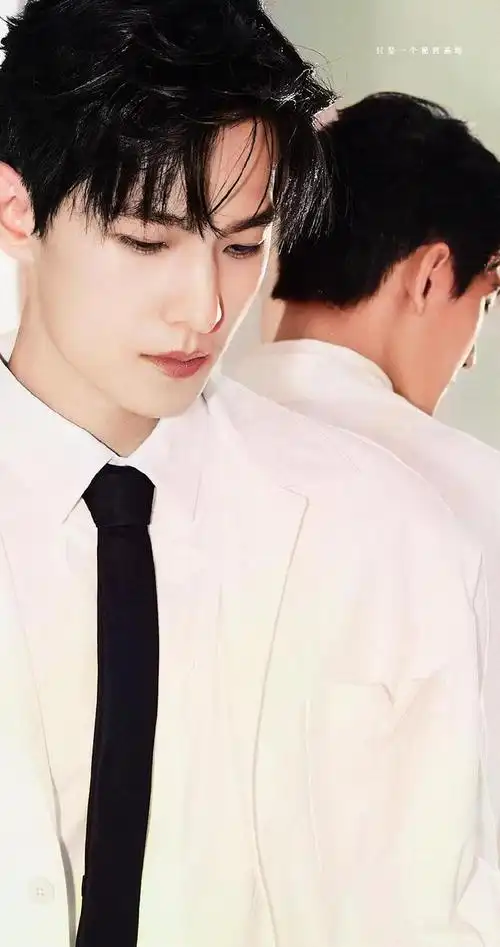 华伦天奴活动杨洋台前高冷后台却和富婆谈笑风生身高曝光