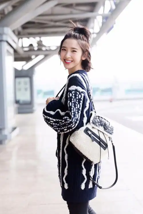 女星唐艺昕最新机场街拍