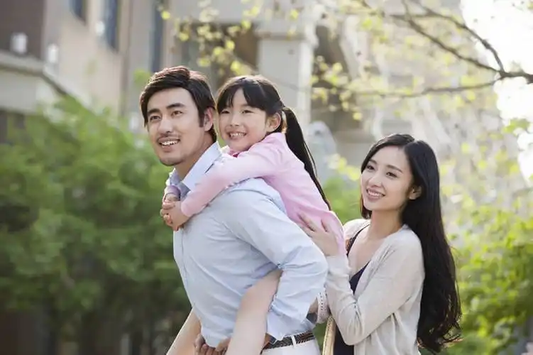 东方人,儿童,成年人,三个人,家庭,丈夫,妻子,父母,母亲,父亲,女儿,站