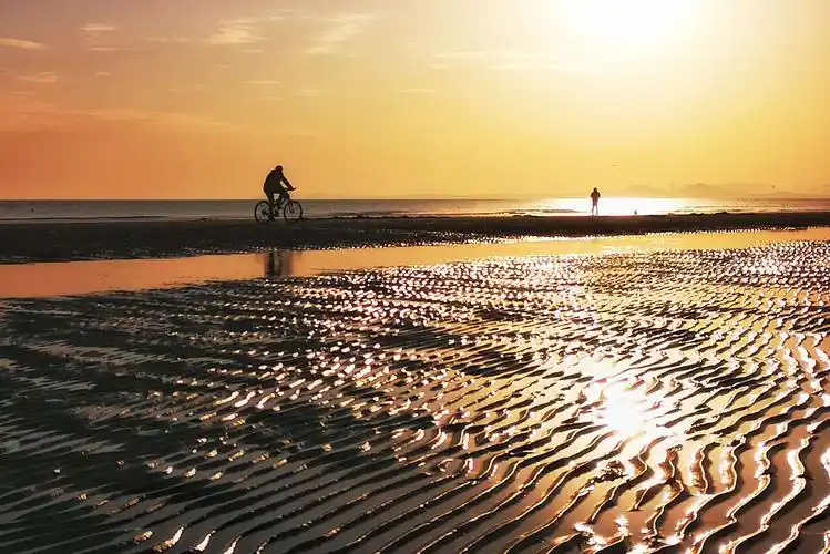 第二张是个逆光下的海滩,低角度光线,气氛渲染的非常棒,构图合理,画质