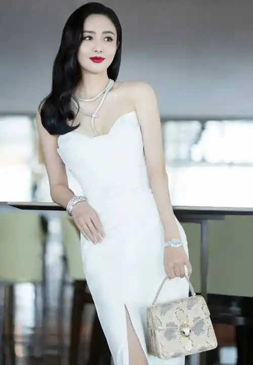 佟丽娅身高一般,所以脚上穿了一双厚底的高跟鞋,拉长了腿部的线条