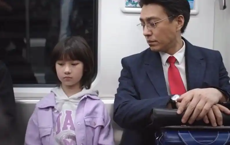 靳东紧抱剧中女儿不撒手!成毅和小姑娘玩闹,师徒俩都是女儿奴! - 知乎