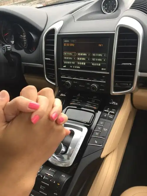 车里听着张智霖的十指紧扣