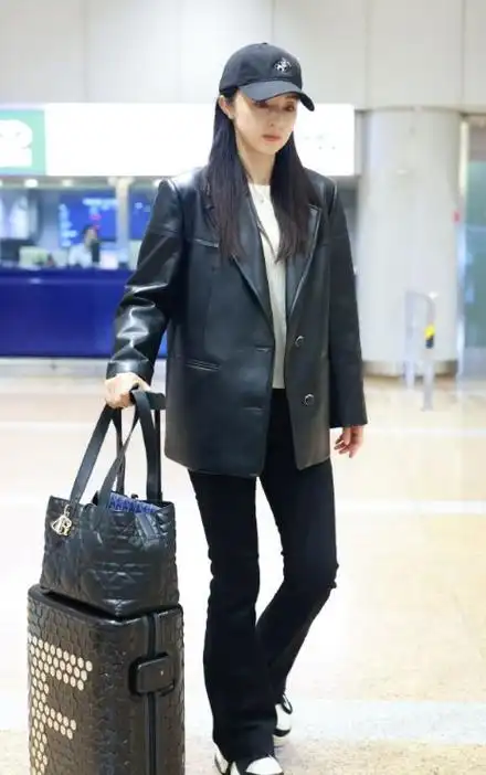 董璇时尚转变机场造型惊艳全场