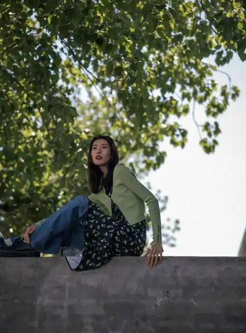 刘雯分享夏天穿着随搭照片,碎花裙配牛仔裤,时尚气质霸屏