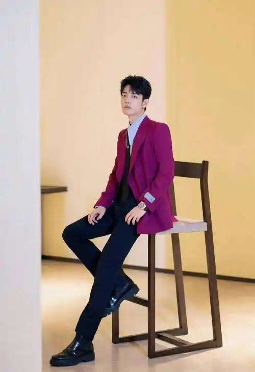 肖战微博活动造型解析,玫红西装搭配蓝色衬衫,奢华又时尚_裤子_红色