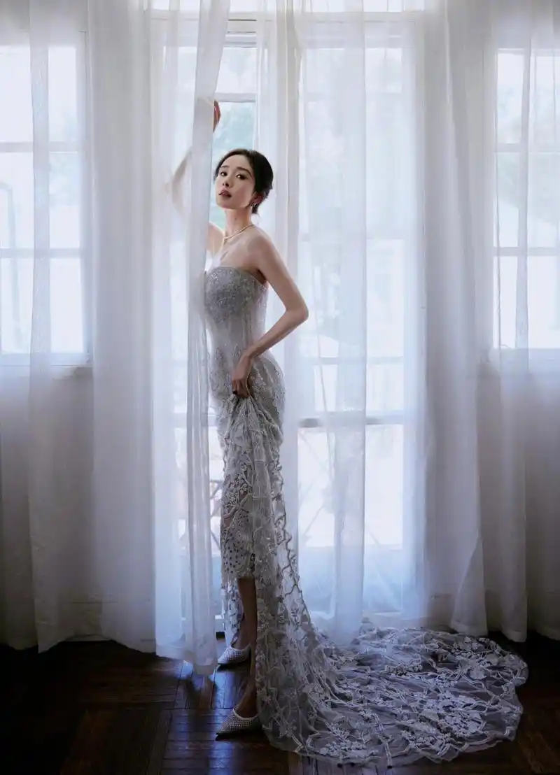 杨幂抹胸亮片礼服裙写真,奢华之中蕴含古典雅致,雍容气质令人瞩目