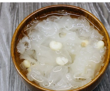 美容又养颜的鸡头米银耳羹,真是太好吃了!