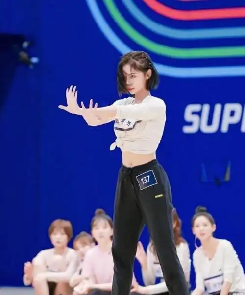 1米7许佳琪就是不一般普通运动裤穿得休闲好看这腿长了得