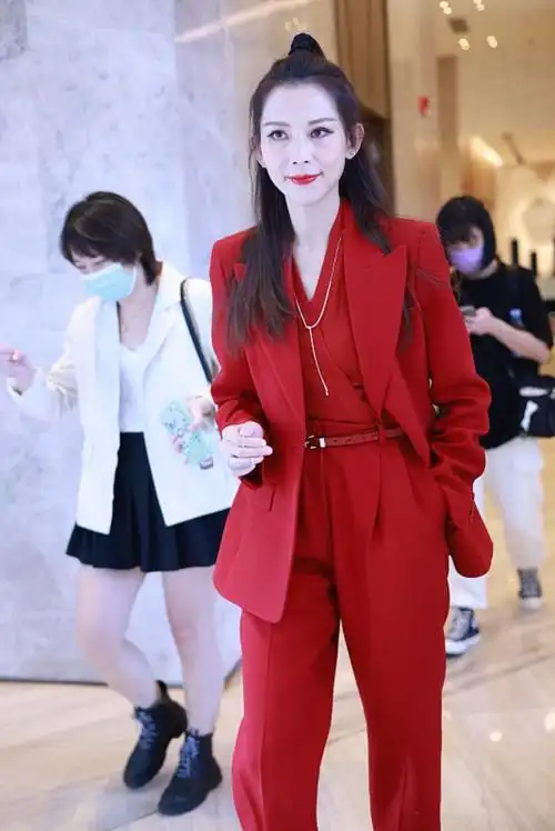 蔡少芬气场真强,一身红色西装潇洒大气,配高马尾展现不凡气质|蔡少芬