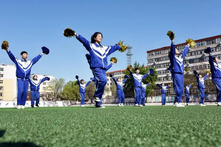图为4月23日,张家口市宣化第二中学高三一班的学生在上体育课.