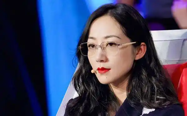 韩雪,戴金丝眼镜框超有导师气场,到哪都是一如既往的严谨认真_王牌